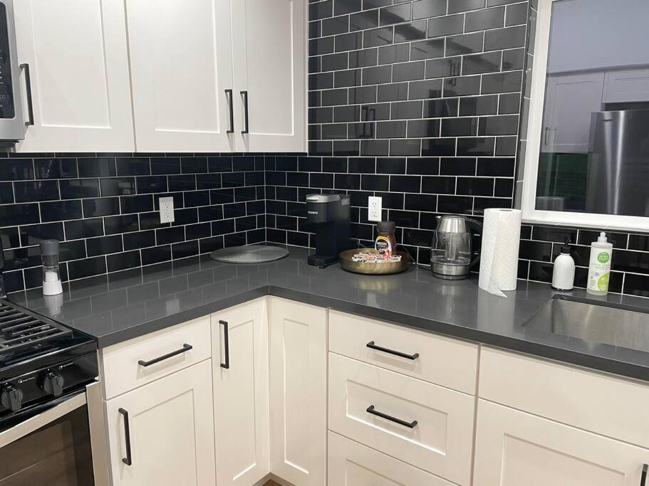 Gated Private House With Own Parking Sherman Oaks ลอสแอนเจลิส ภายนอก รูปภาพ